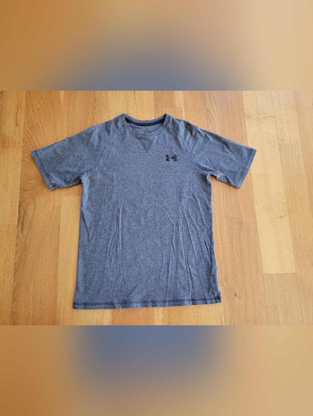 Boys youth medium Under Armour Gray T-Shirt